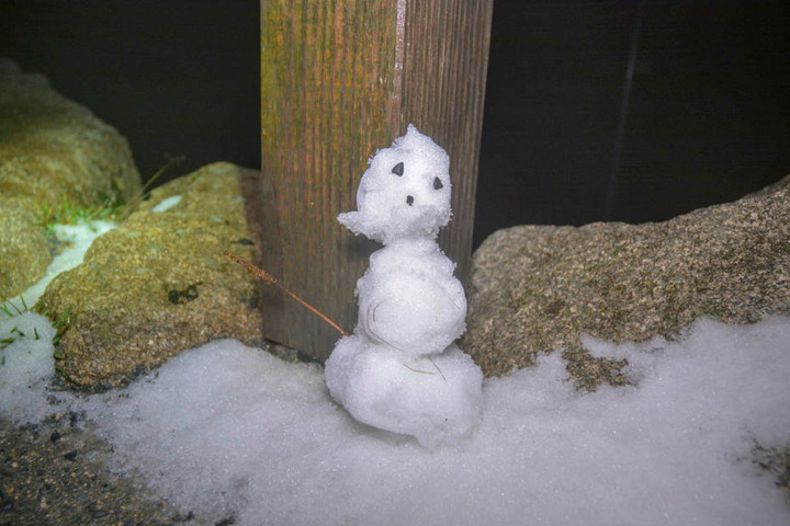 Ein (zugegeben sehr kleiner) Schneemann steht auf dem Brocken im Harz.