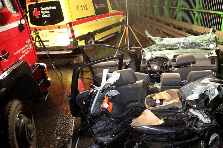 Drei Personen in einem Polo wollten dem BMW-Fahrer helfen, als sie wieder einstiegen, wurde ihr Auto von einem Mercedes erfasst.