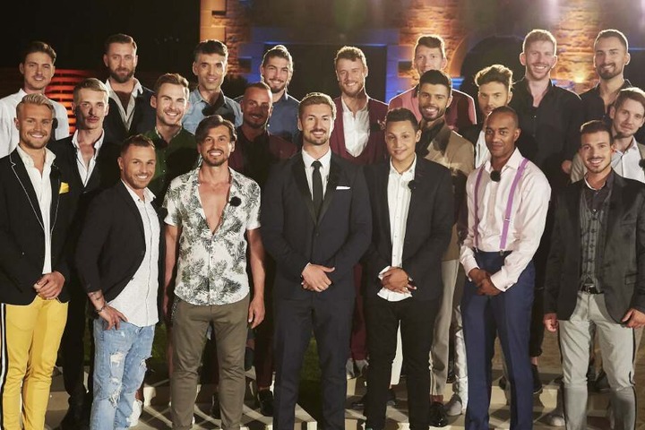 Diese 20 Männer wollen das Herz von "Prince Charming" Nicolas Puschmann (vorn Mitte) erobern.