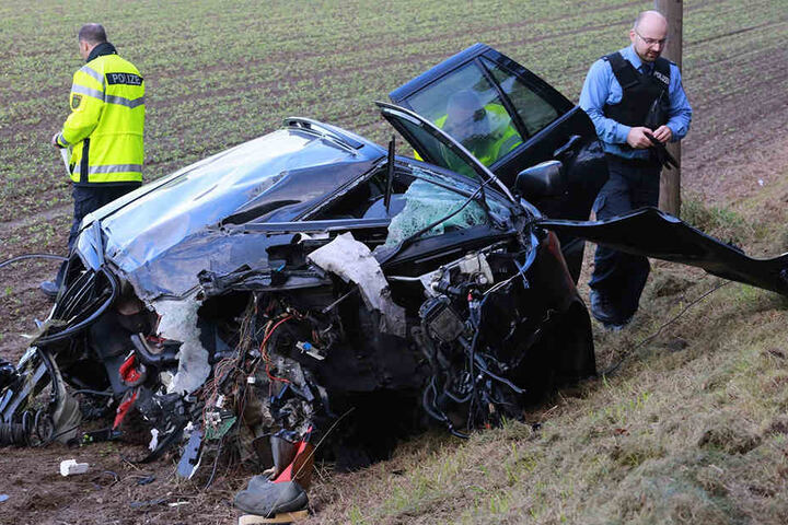 Das Wrack des BMW, in dem der Vater seine eigenen Kinder totraste.
