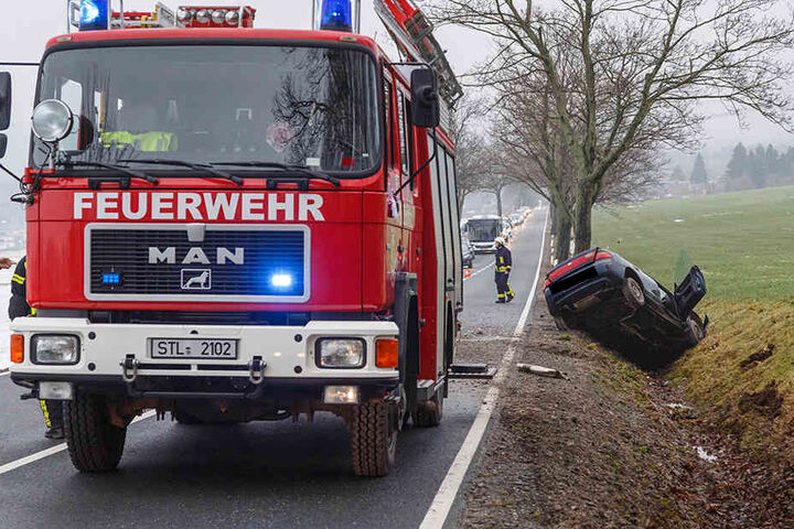 Rettungsdienst und Feuerwehr aus Zwönitz eilten zum Unfallort auf der Straße zwischen Grünhain und Zwönitz.