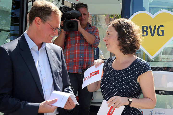 Berlins Regierender Bürgermeister Michael Müller und Wirtschaftssenatorin Ramona Pop (39, Grüne) stellen auf dem Campus Mitte das Pilotprojekt zum autonomen Fahren vor.
