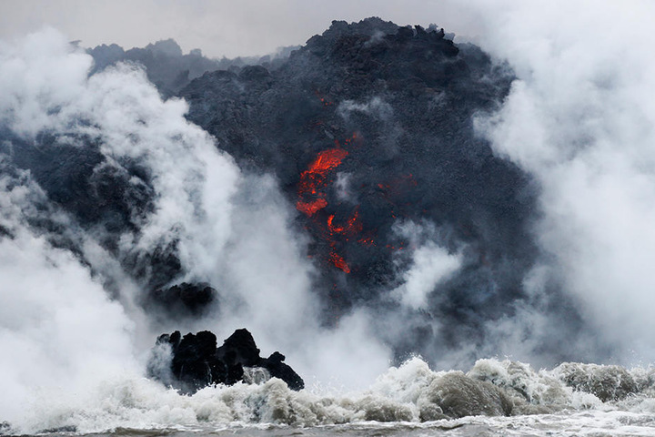 An der Küste Hawaiis fließt Lava in den Ozean. Das zieht Touristen an, ist aber nicht ungefährlich.
