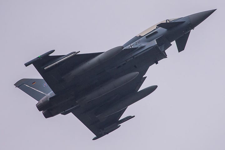 Ein Eurofighter im Überflug. Dieses Bild wird man am Himmel über Nordsachsen in den nächsten Wochen öfter sehen. 16 Maschinen des "Steinhoff"-Geschwaders haben nach Holzdorf, kurz vor der sächsischen Landesgrenze, verlegt.