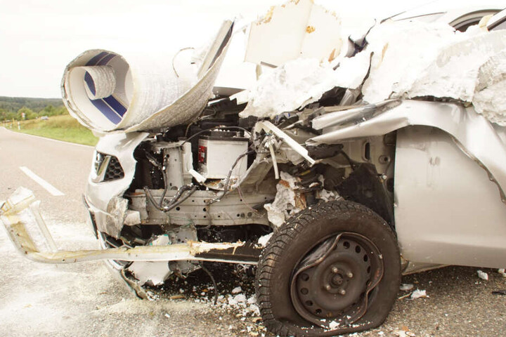 Das Auto des Unfall-Verursachers ist komplett zerstört.