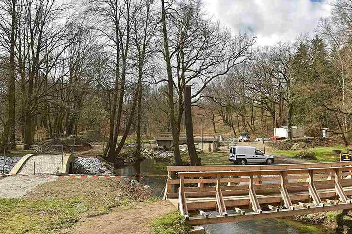 Mittlerweile gibt's hier drei Brücken: Die historische in den Wald versetzte (l.), die sich im Bau befindende Brücke für Autos (hinten) und die provisorische Fußgängerbrücke.