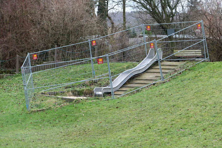 Ausgerutscht: Gesperrtes Spielgerät auf der Anlage "Am Hochfeld".