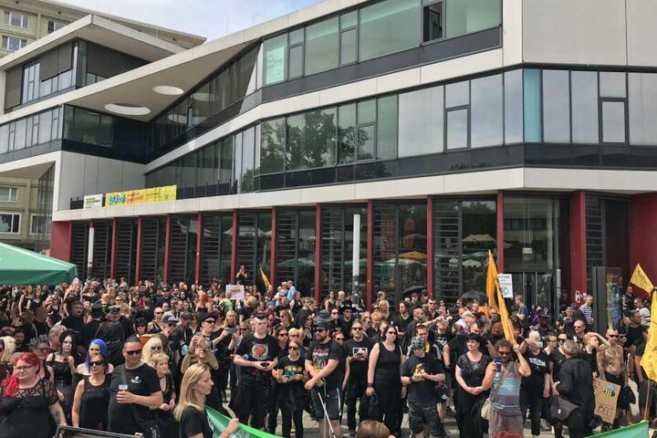 Etwa 1000 überwiegend schwarz gekleidete Menschen nahmen an der Demo teil.