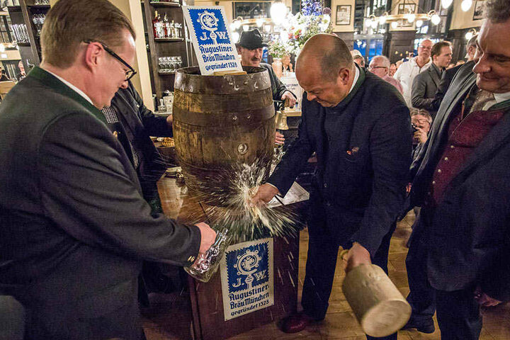 Anstich des Premierenfasses: "Augustiner"-Wirt Josef Laggner brauchte nur zwei Schläge.