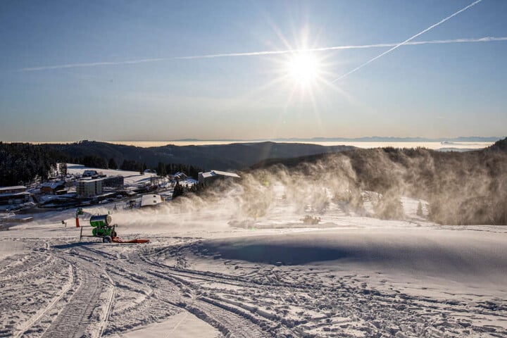 Eine Schneekanone beschneit diese Piste zwischen dem Feldbergturm und der Talstation der Feldbergbahn.
