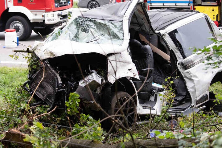 Bei dem Unfall auf der Autobahn 8 nahe München wurden zwei Menschen tödlich verletzt.