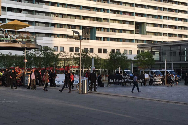 Auf der Prager Straße flog eine Buttersäure-Ampulle in Richtung der Gegendemonstranten.