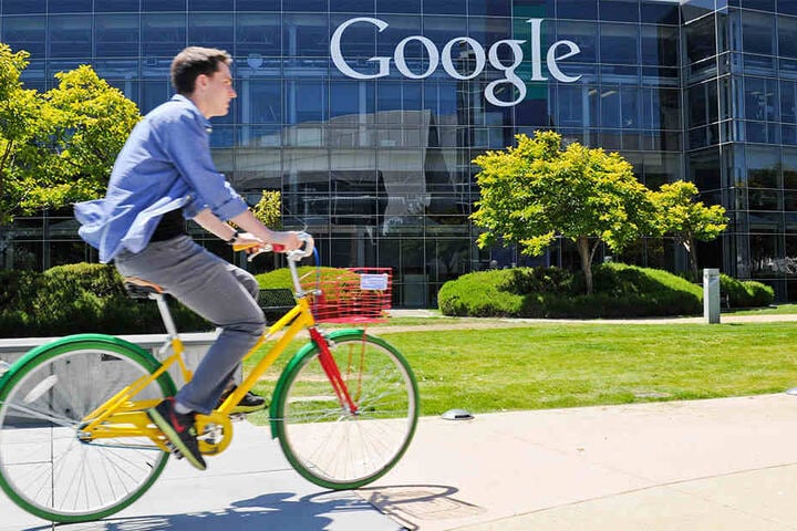 Vorbild für Berlin? Schöne Tech-Welt rund um San Francisco: Ein Mann fährt auf einem Fahrrad vor dem Logo des Internets Konzerts Google auf dem Google Campus im Silicon Valley vorbei.