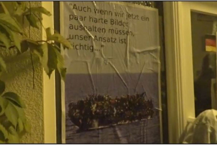 Eine Aussage von de Maizière zur Richtigkeit der europäischen Flüchtlingspolitik wurde von den Linken auf ein Plakat mit einem überfüllten Flüchtlingsboot geschrieben.