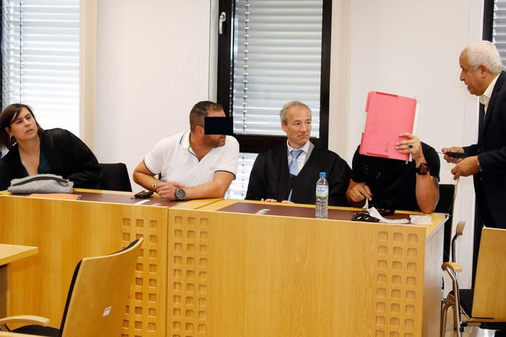 Hatem K. (2.v.li.) und Ahmed T. (2.v.re.) müssen sich wegen Widerstand gegen Polizeibeamte verantworten.