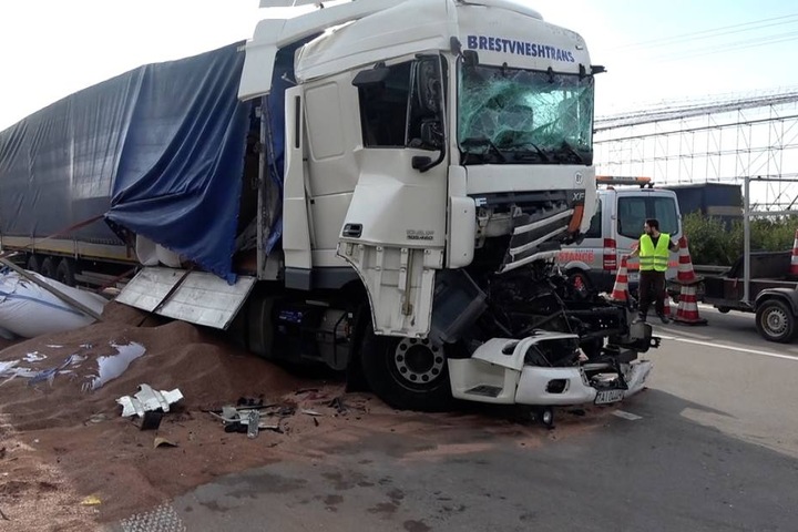 Bei dem Verkehrsunfall wurde eine Fahrerkabine so schwer beschädigt, dass der Fahrer herausgeschnitten werden musste.