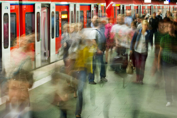 Zahlreiche Pendler dürften von der Störung betroffen sein (Symbolbild).