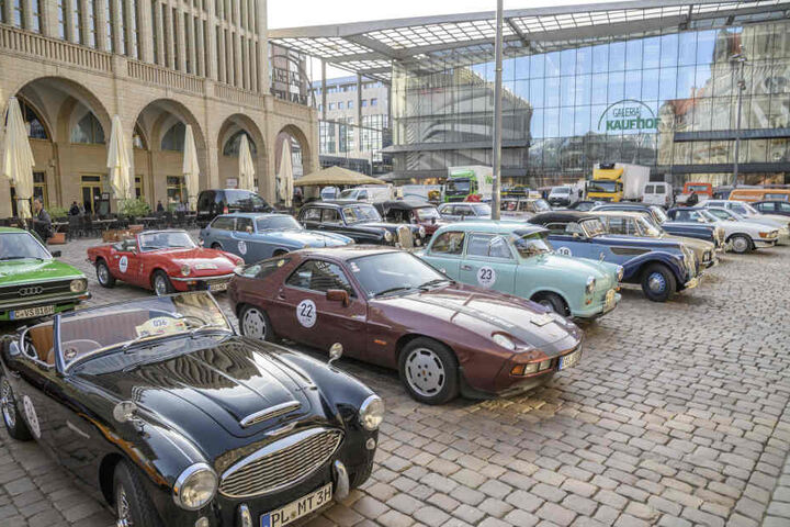 Die Oldtimer stehen am Neumarkt bereit bereit.