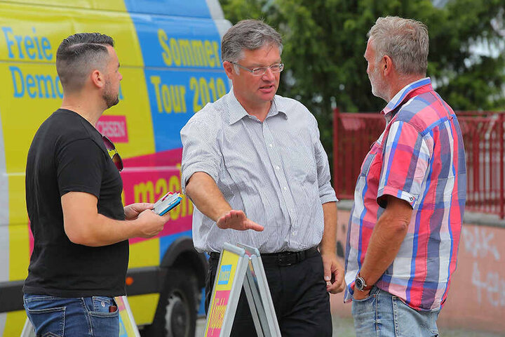 Zastrow beim Straßenwahlkampf in Riesa.