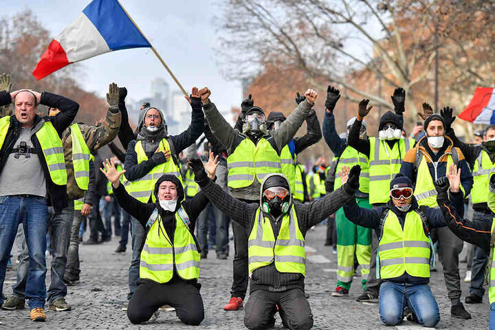Die Demonstranten in gelben Westen protestieren am Samstag nahe des Arc des Triumph. Bei den Protesten in Paris wurden mehrere Hundert Menschen festgenommen.