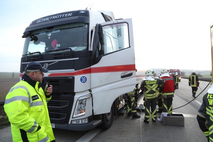 Am Lkw wurde der Tank beschädigt, jede Menge Diesel lief aus und verteilte sich auf der Autobahn.