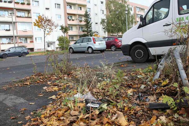 Insgesamt sechs Autos wurden von dem Amokfahrer beschädigt. Einzelne Teile liegen noch auf dem Parkplatz.