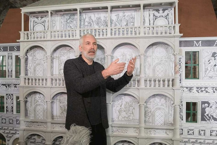 Restaurator Matthias Zahn. Hinter ihm ein 1:10-Modell der Loggia.