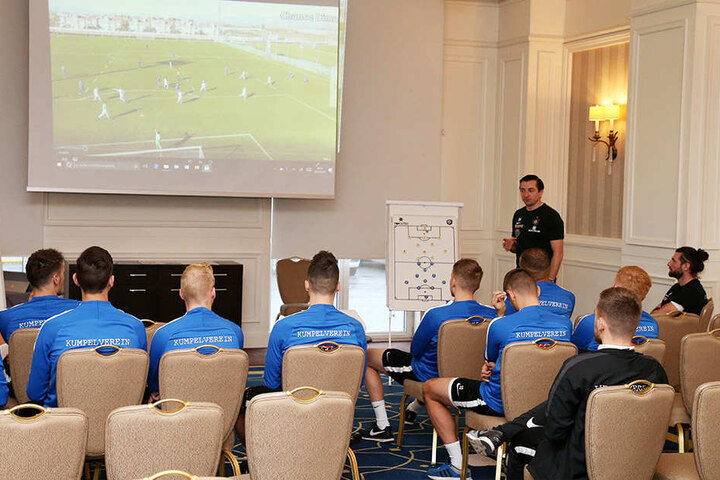 Da war's noch schön trocken: FCE-Trainer Daniel Meyer bat am gestrigen Donnerstagvormittag zur Videoanalyse.