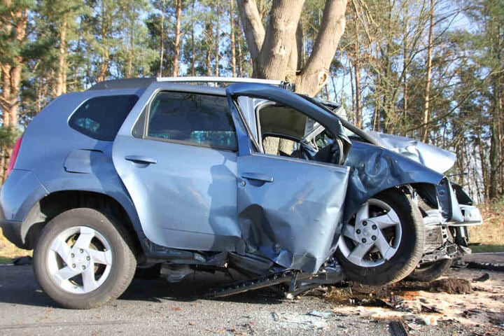 Der Dacia wurde bei dem schrecklichen Unfall stark demoliert.