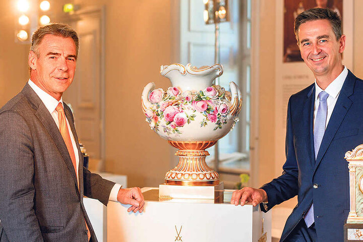 Die beiden Geschäftsführer Tillmann Blaschke (53) und Georg Nussdorfer (45, r.) freuen sichüber den Erfolg der Rosen-Vase. Sie spielte in null Komma nix einen knappe Million ein.