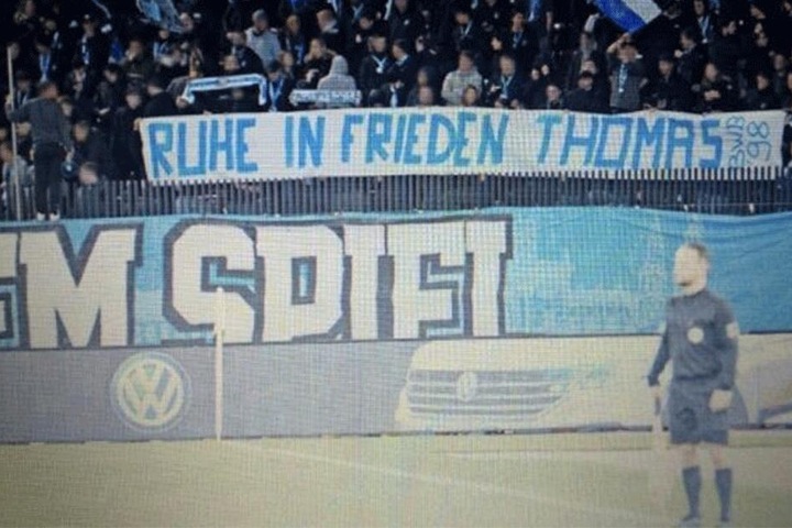 ...sondern auch im Stadion der Grashoppers Zürich tauchten diese Woche Gedenk-Spruchbänder auf.