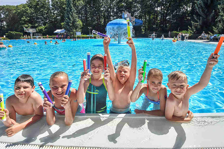 Knirpse unter Wasser: Für die jüngsten gab es beim Wittgensdorfer Freibadfest Tauchwettbewerbe.