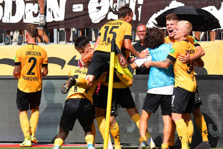 Ausgelassener Torjubel bei der SGD nach dem 3:3-Ausgleichstreffer gegen den FC St. Pauli.