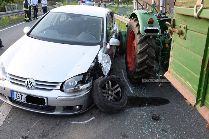 Der Golf krachte in das Auto der 22-Jährigen und anschließend in den Trecker.