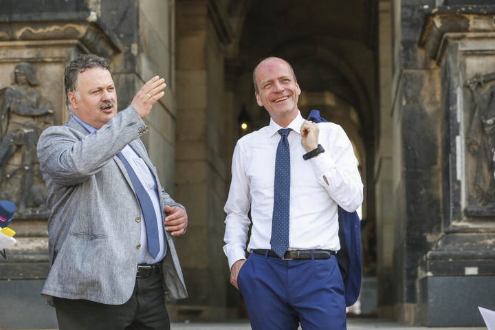 SIB-Niederlassungsleiter Ulf Nickol (53) erklärt Finanzminister Matthias Haß (52), wie es im Zwinger weitergeht.