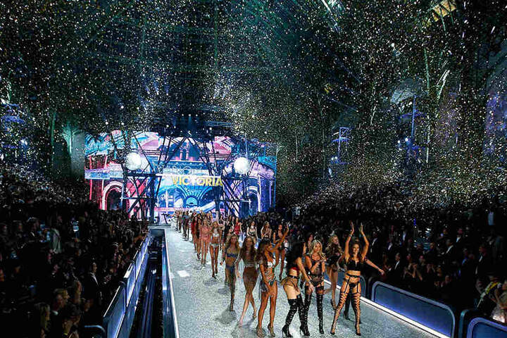 Die Engel liefen im Pariser Grand Palais über den Catwalk.