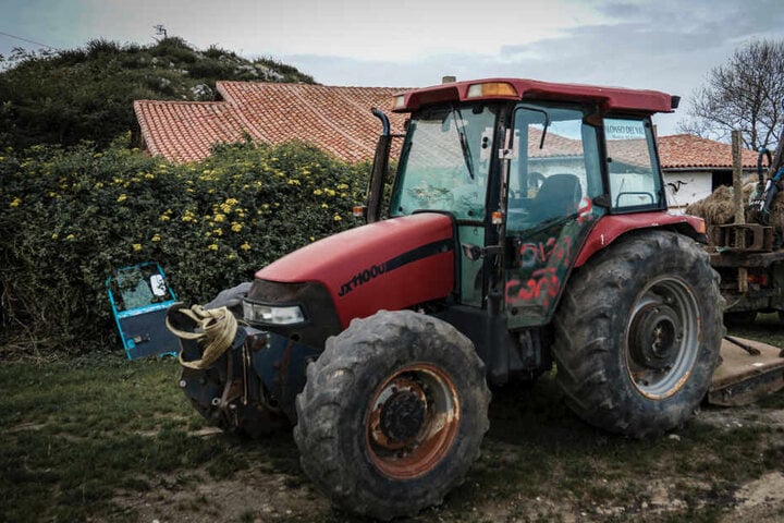 Der Traktor begrub den Jugendlichen unter sich. (Symbolbild)