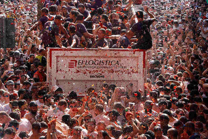 Etwa 22.000 Spanier und Besucher aus aller Welt bewarfen sich zwischen 11 und 12 Uhr in dem kleinen Ort, der zirka 40 Kilometer westlich von Valencia liegt, mit etwa 145 Tonnen überreifen Tomaten.