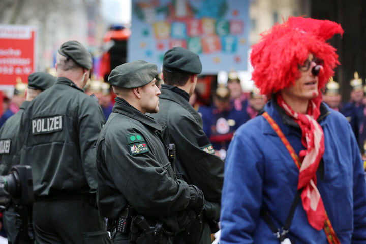 Die Kölner Polizei ist an Weiberfastnacht mit über 1000 Beamten im Einsatz (Archivbild).