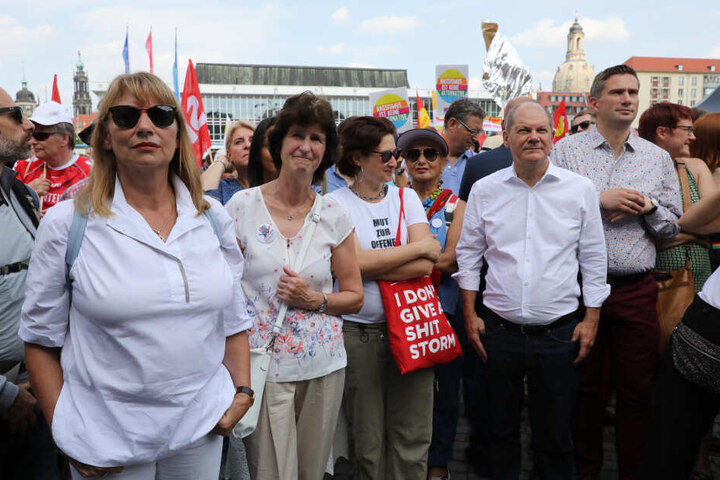 Bei der Demo mit dabei sind auch Petra Köpping, Eva-Maria Stange, Olaf Scholz und Martin Dulig von der SPD (von links).