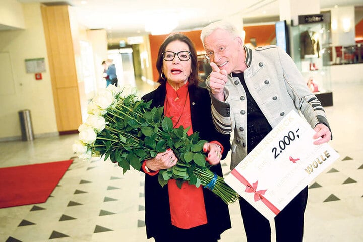 Da staunt Nana Mouskouri (82) nicht schlecht: Wolle Förster (62) überrascht sie mit einem Scheck und 50 weißen Rosen - vorher eigenhändig entdornt.