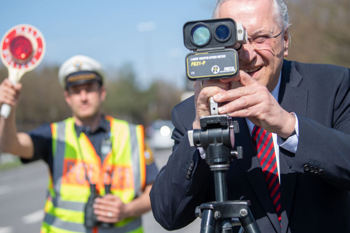 Joachim Herrmann (r.) machte sich beim Blitzermarathon selbst ein Bild der Messstellen.
