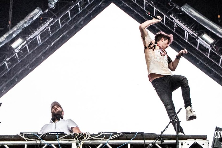 The Chainsmokers auf der Bühne in Aktion.