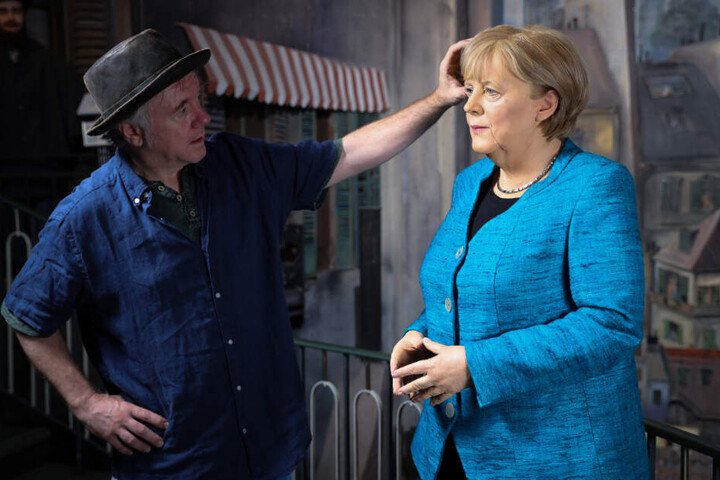 Auch von Angela Merkel hat Bildhauer Gottfried Krüger (links) eine Wachsfigur für das Panoptikum in Hamburg angefertigt. (Archivbild)