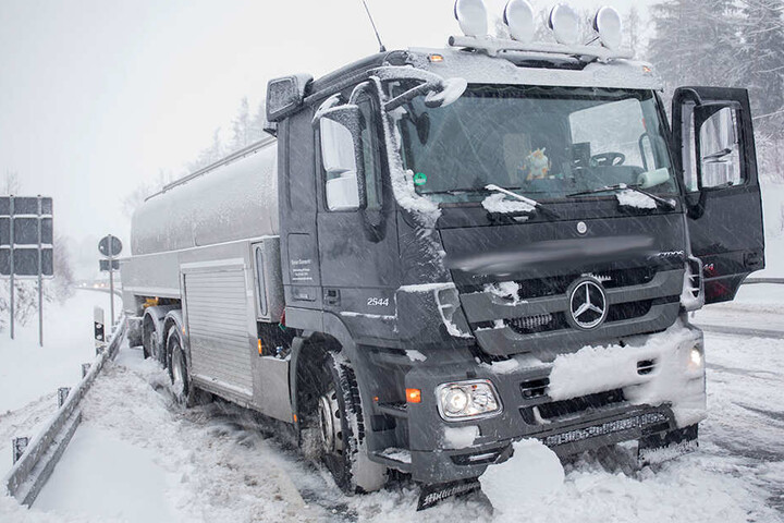 Auf dem Autobahnzubringer zur A72 zwischen Stollberg und dem Abzweig Brünlos standen Laster quer.