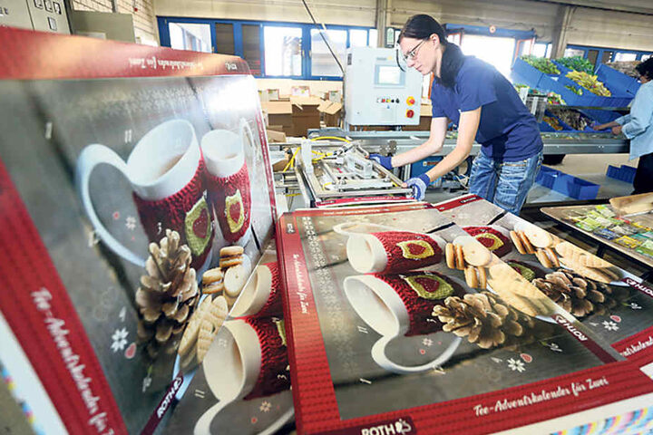 Weihnachtswichtel Christina Peter (29) befüllt Adventskalender bei Roth in Lichtentanne.