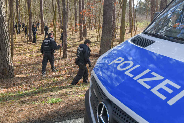Mit langen Stöckern ausgerüstet waren die Polizei im Wald unterwegs. Die siebenstündige Suche blieb erfolglos.