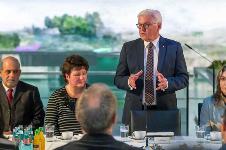 Der Bundespräsident kam im Staatlichen Museum für Archäologie (smac) an der Kaffeetafel mit Bürgern ins Gespräch.