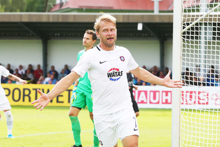 Jan Hochscheidt jubelt nach seinem Treffer zur Auer 2:1-Führung.