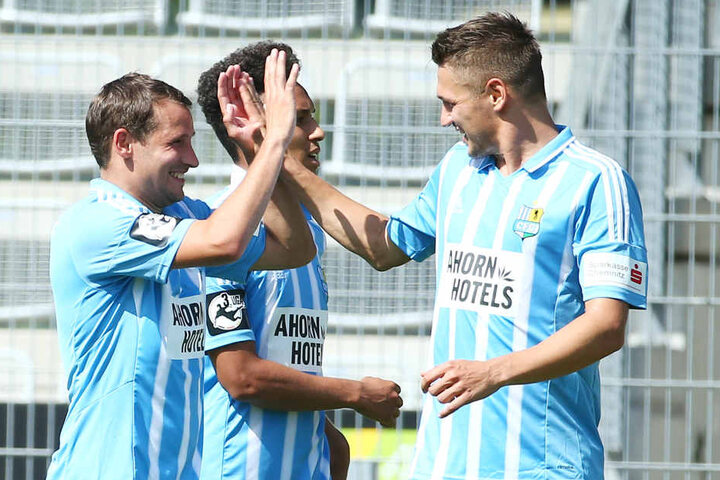 Da war die Welt noch in Ordnung: Anton Fink (links)
freut sich mit Daniel Frahn über das 2:0.